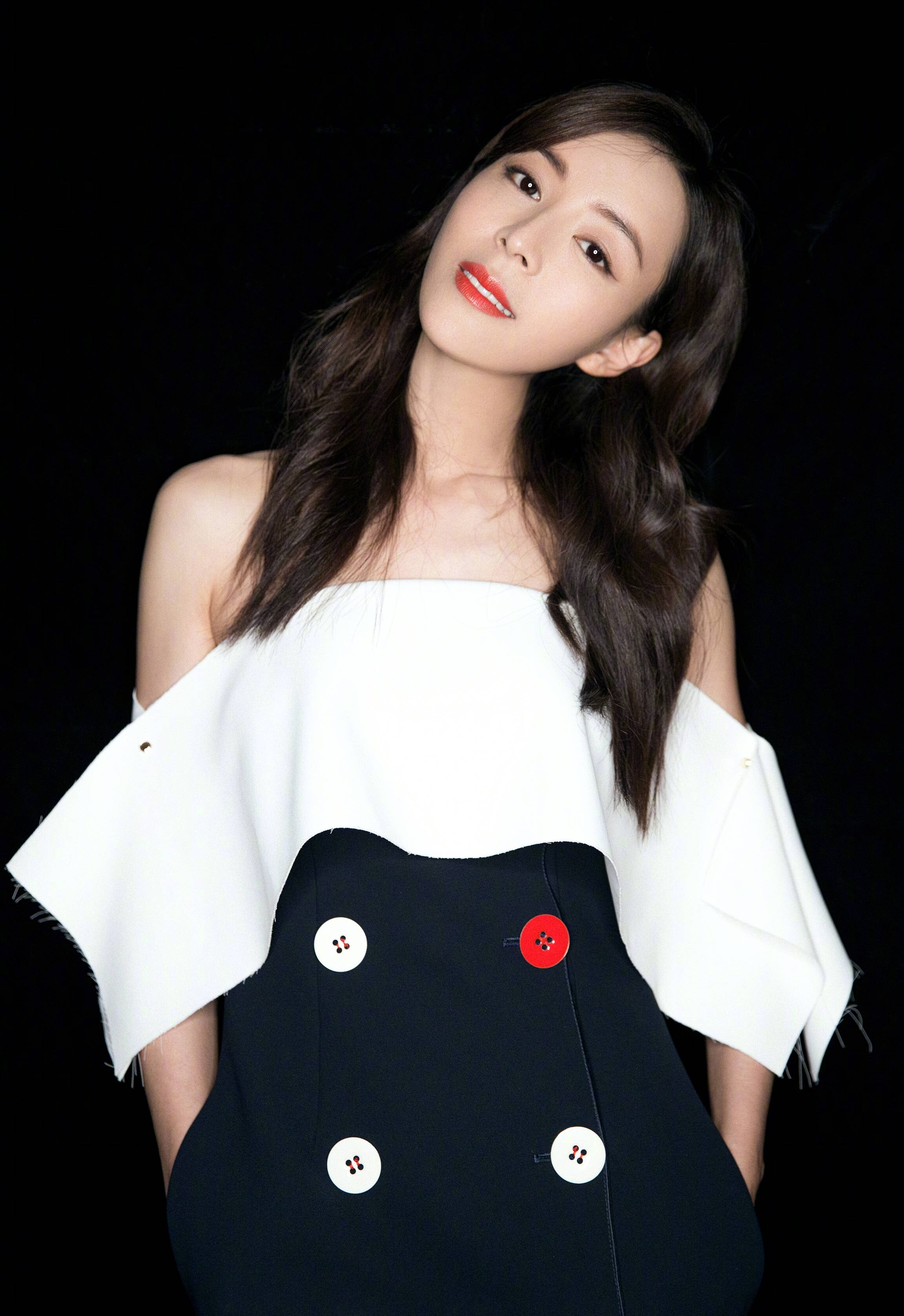 你们喜欢演技与颜值兼得的大美人张静初吗,来留言处说说你们的想法吧