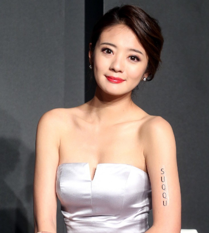 穿着裙子的安以轩显得格外的美丽!