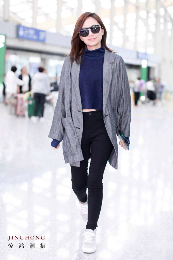 刘惜君现身机场,一身深色系装扮舒适耐看