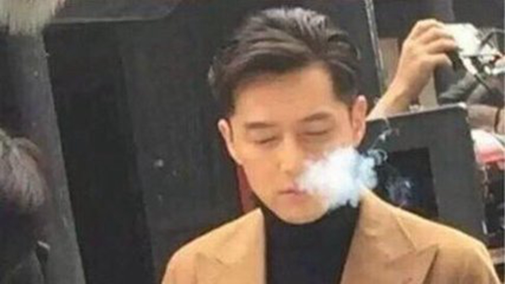 靳东抽烟,胡歌抽烟,吴亦凡抽烟,差距不是一般大!