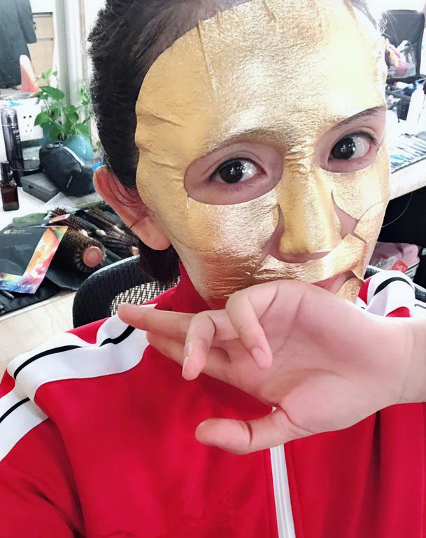 "新晋辣妈"谢娜化妆间敷"黄金面膜",自爆收礼收到手软!