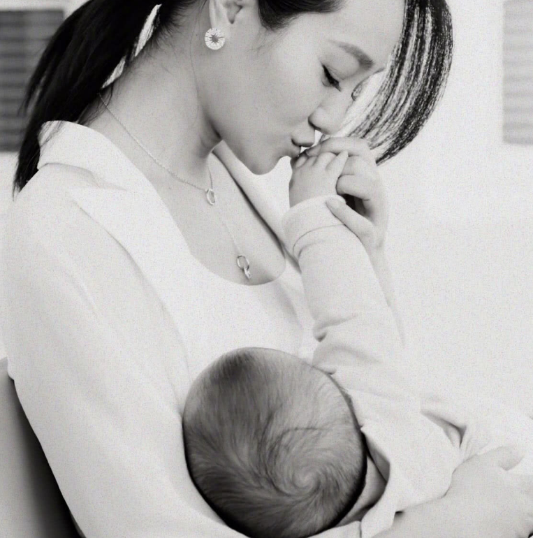 而朱丹这组和宝贝的亲密时刻竟然是:哺乳照!