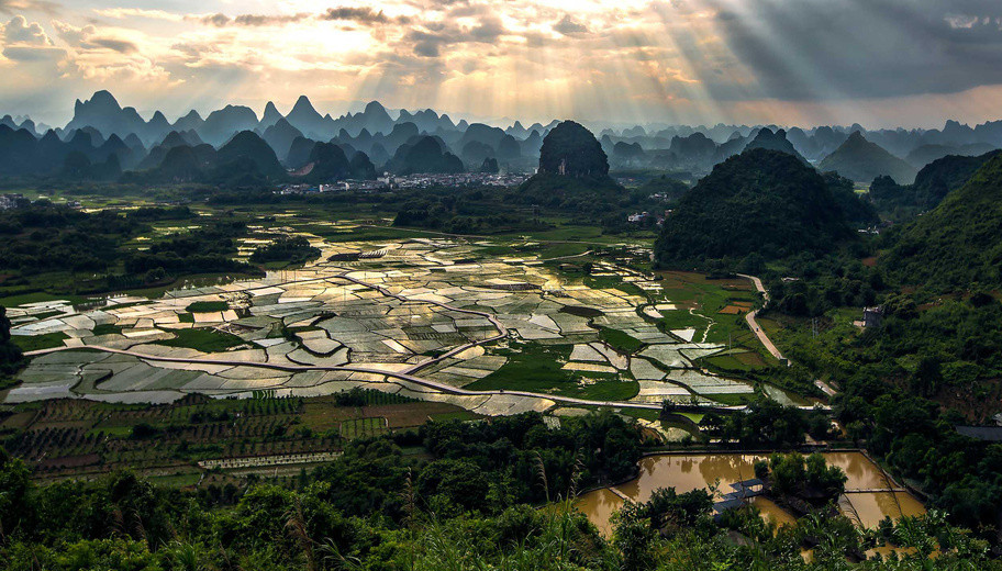 桂林的山奇峰罗列,形态万千