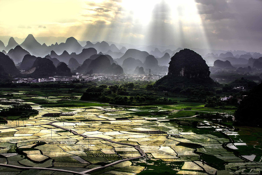 桂林的山奇峰罗列,形态万千