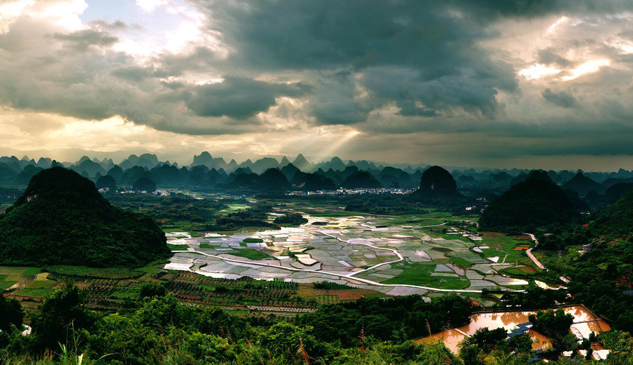 桂林的山奇峰罗列,形态万千