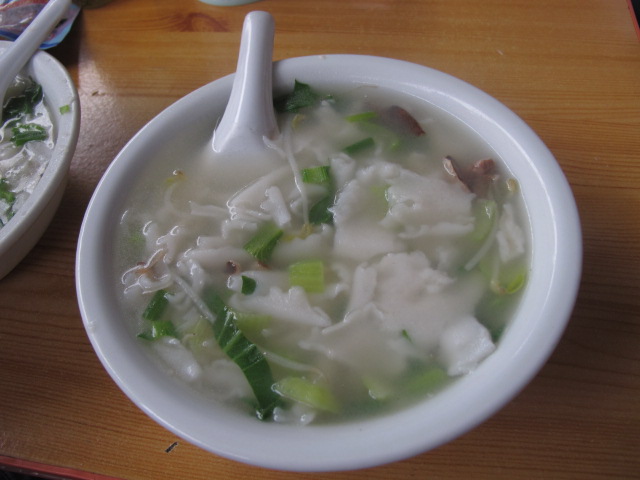 55岁大婶用米浆做小吃,7块钱一碗,月收入最差一万多!