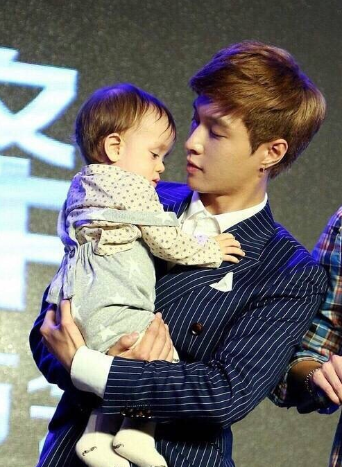 当红男星抱小孩,吴亦凡帅气,陈伟霆霸气,张艺兴最温馨!