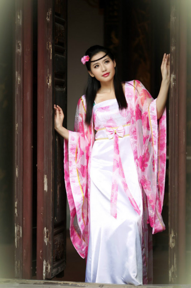 美女摄影:粉色古装艳动人,微胖美妇教吹箫