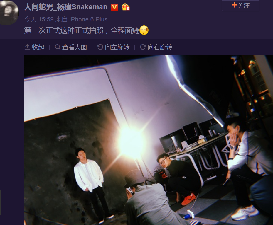 易烊千璽教會蛇男楊建照相:全程面癱臉,還露出穩妥的尬笑