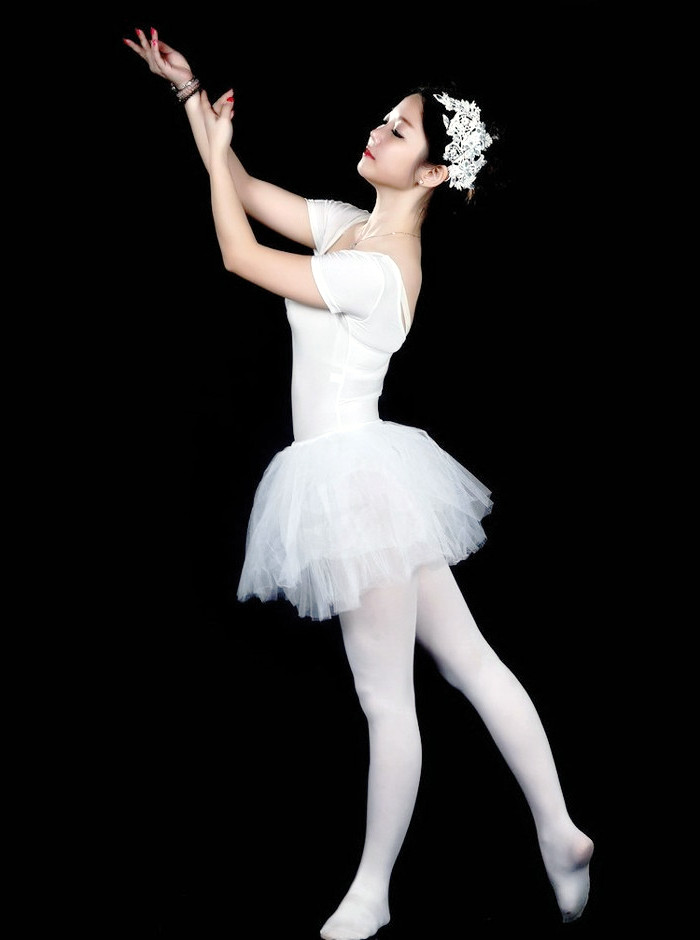 一个翩翩起舞的芭蕾舞女孩!