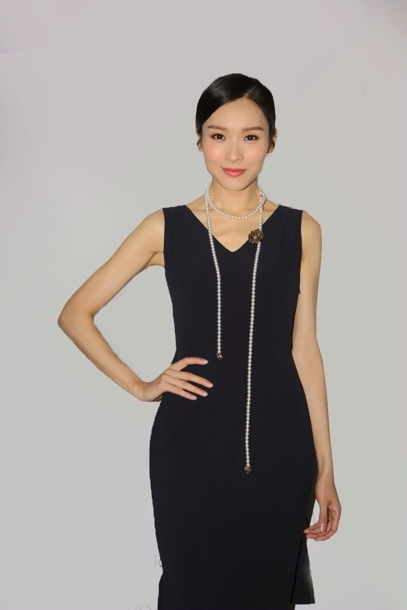 tvb美女李佳芯出席活动,一身晚礼长裙知性优雅,靓丽大方!