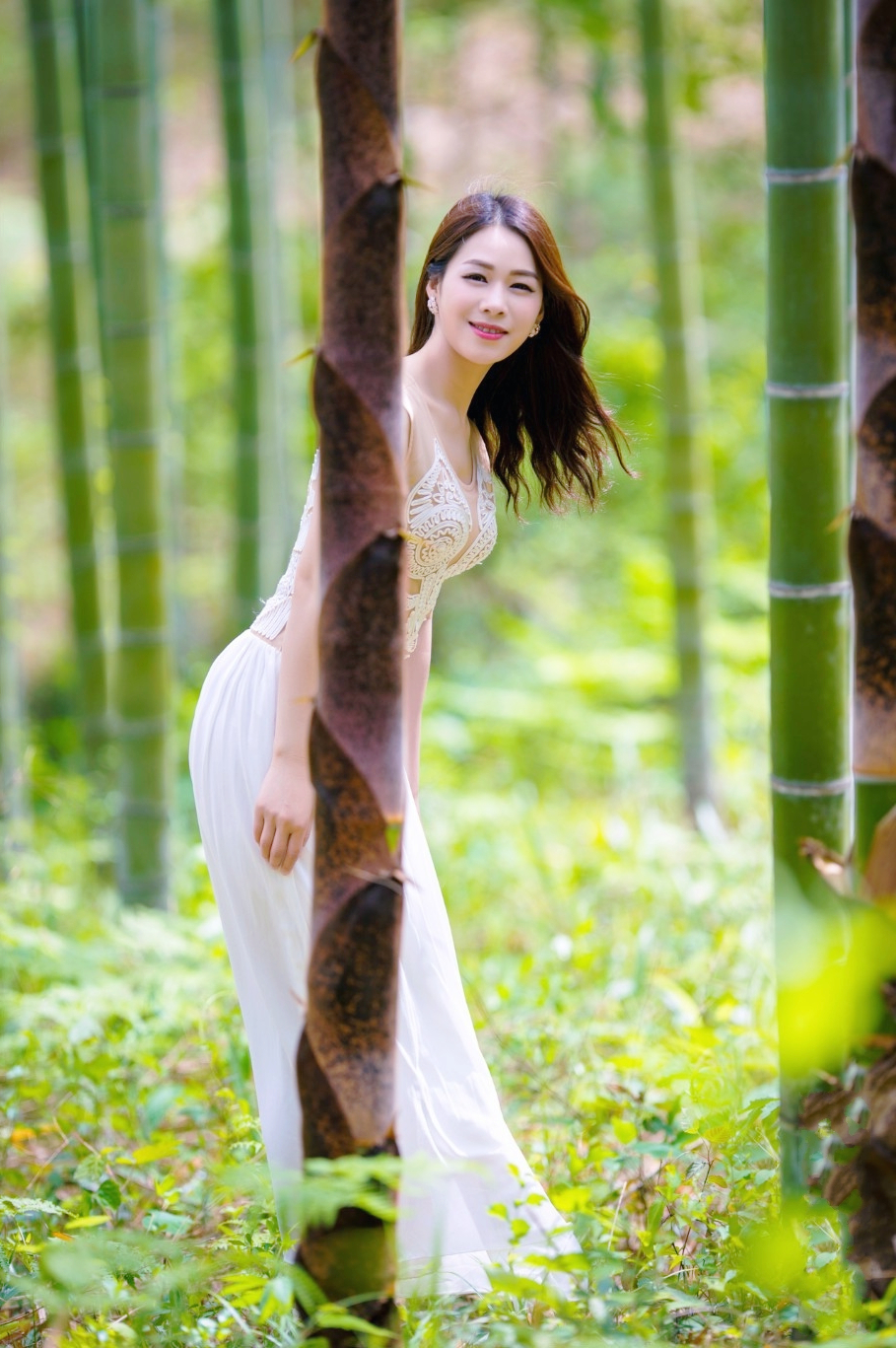 一个人走在竹林深处的美丽姑娘!