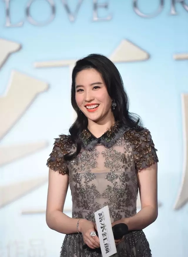 刘亦菲发胖时候的照片,得改名叫"胖天仙"了,腿确实是粗了点儿