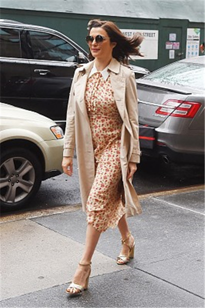 蕾切尔·薇姿戴棕色圆框墨镜,涂玫红色口红,精致优雅范十足