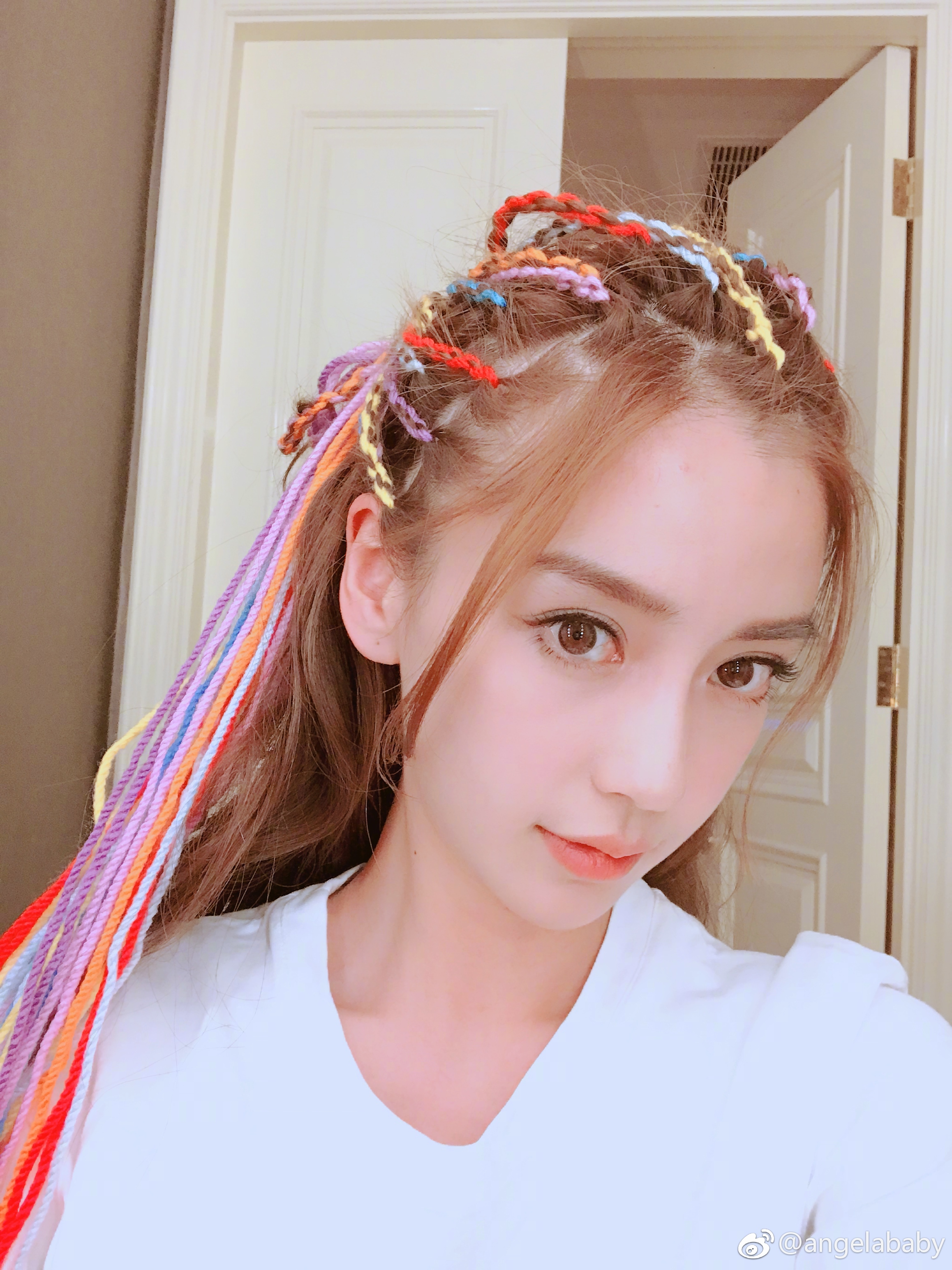 anglebaby的彩色系少女脏辫要get同款吗今晚《机器人争霸》