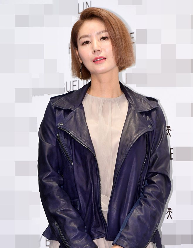 51岁前韩国小姐金成玲亮相 短发干练冻龄有方