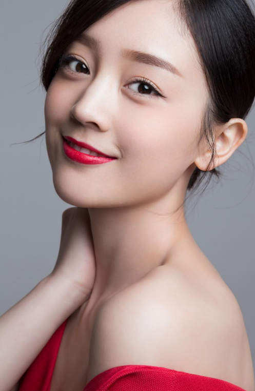 90后小花旦何花灵动的表演令人印象深刻,孟婆三七现实中这么惊艳