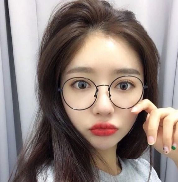 选择这款眼镜框的你,你在朋友心中的形象是社会精英,你是一个女汉子