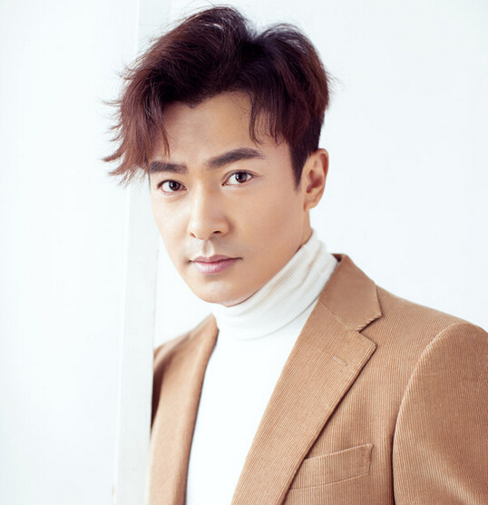 颜值不输钟汉良,28岁红到了巅峰,如今42岁依然帅的让人动心!