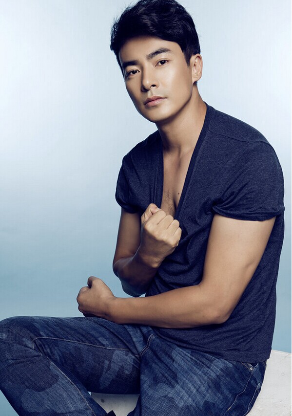 颜值不输钟汉良,28岁红到了巅峰,如今42岁依然帅的让人动心!