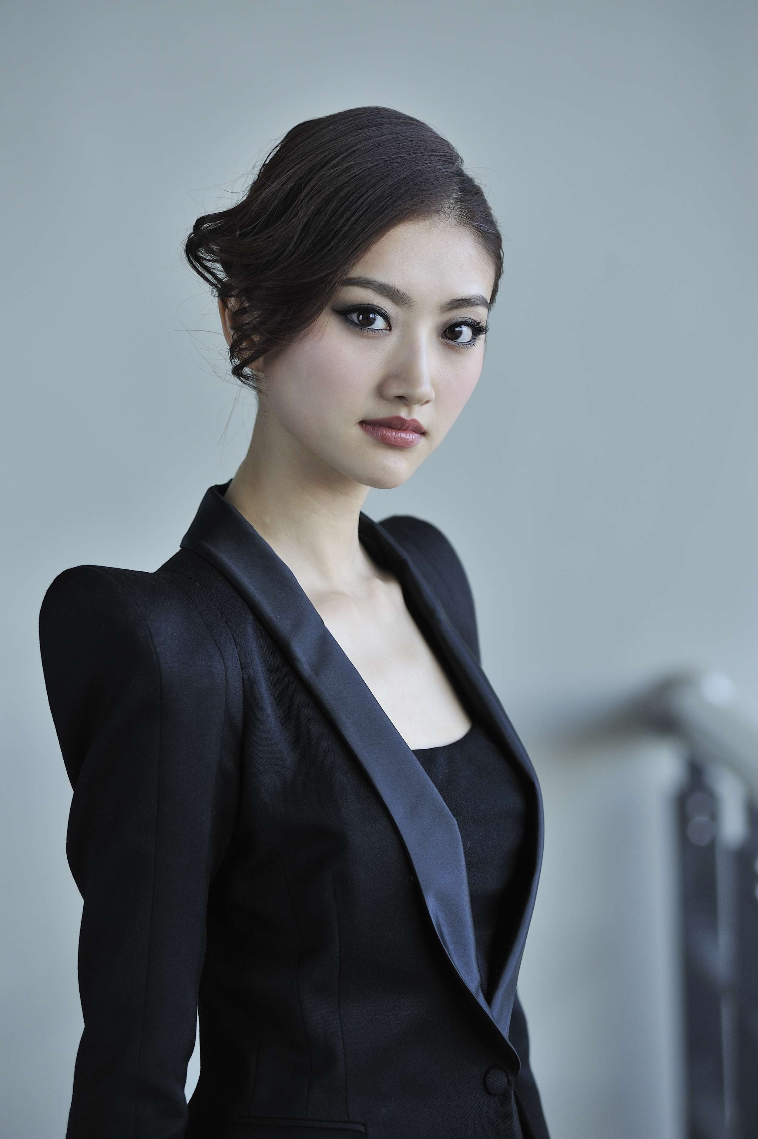 彭于晏蹲着吃饭,吴京蹲着吃饭,都不如她蹲着吃饭有气质!