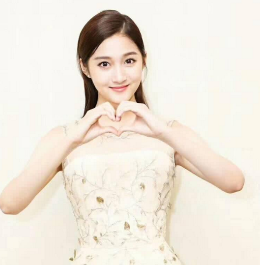 比心手势最好看的五大女星排名,赵丽颖第六,关晓彤第三