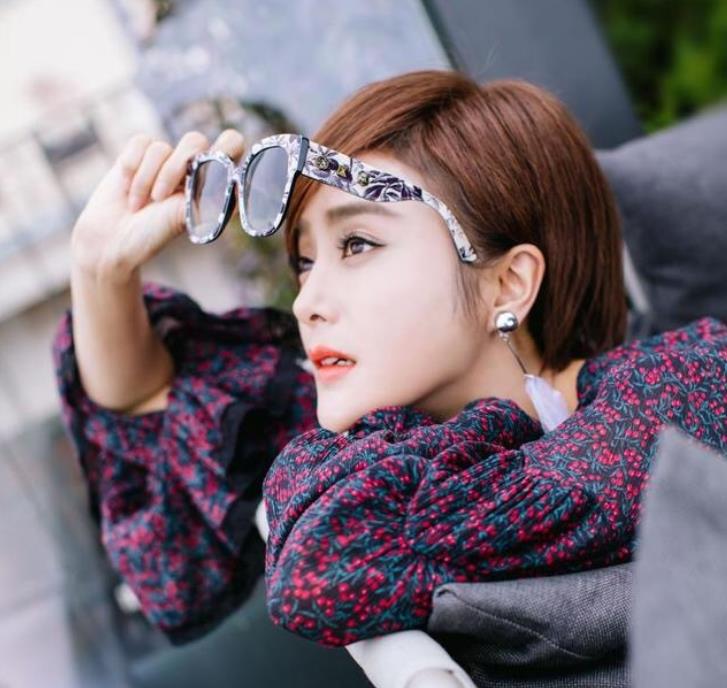 秦岚穿红色绑带高跟鞋拍写真撞脸范冰冰,这下巴感觉能戳个洞!