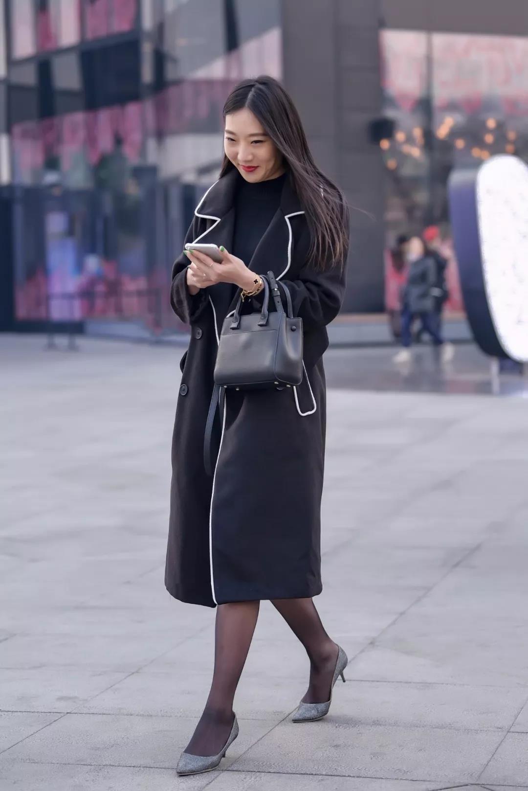 街拍:湖北美女如云,少妇的身材比美女还有女人味!