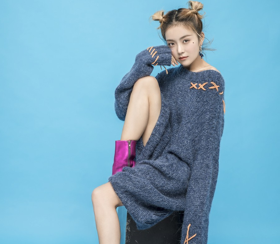 种丹妮乖巧可人的侧颜,精致小女生