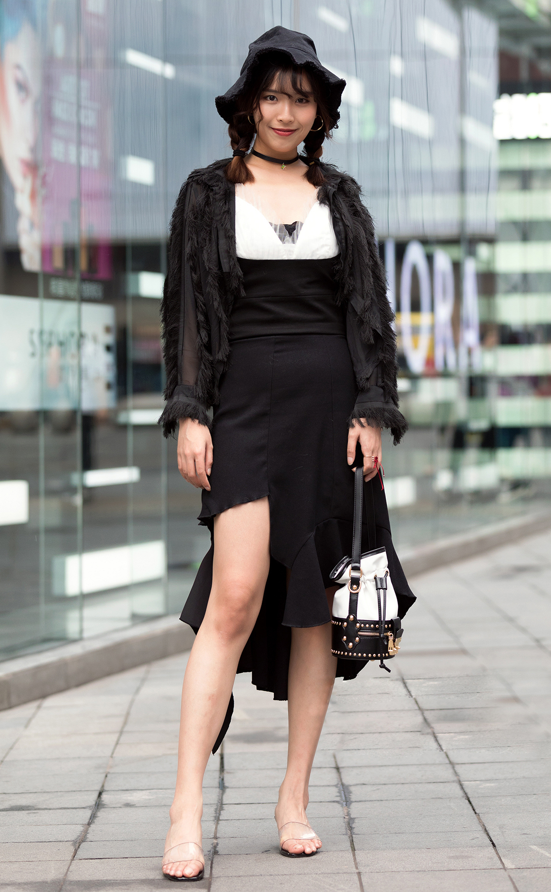 街拍:微胖的妹子们凭借窈窕有致的身材曲线,充满着十足的女人味