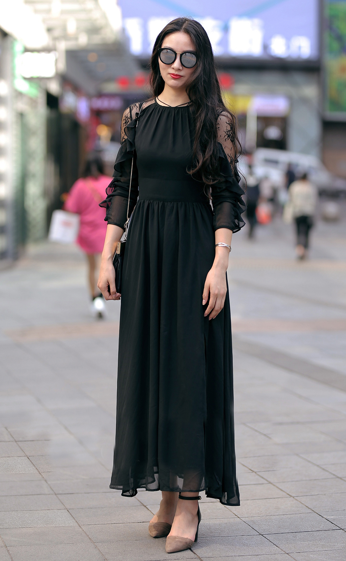 街拍:透视纱裙让妹子们秀出若隐若现的小性感,仙气十足太迷人