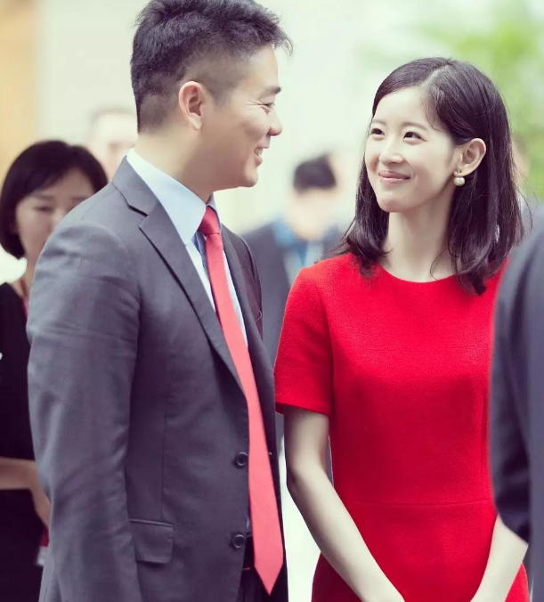 刘强东章泽天夫妇给清华捐款2亿!奶茶妹妹深情望夫,清华缺钱?