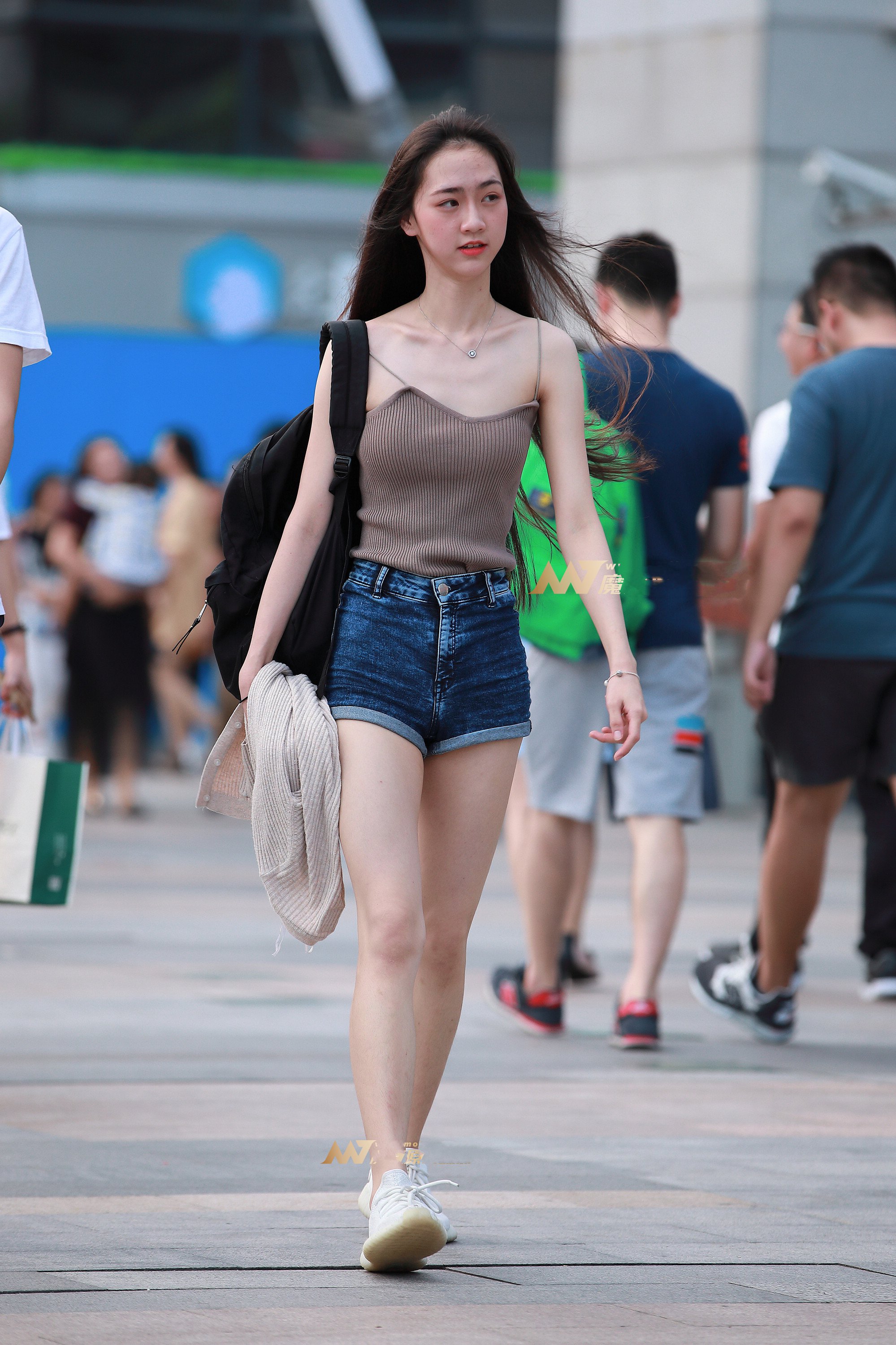 街拍:热裤吊带美女气质出众,走在街上吸引无数男人的目光
