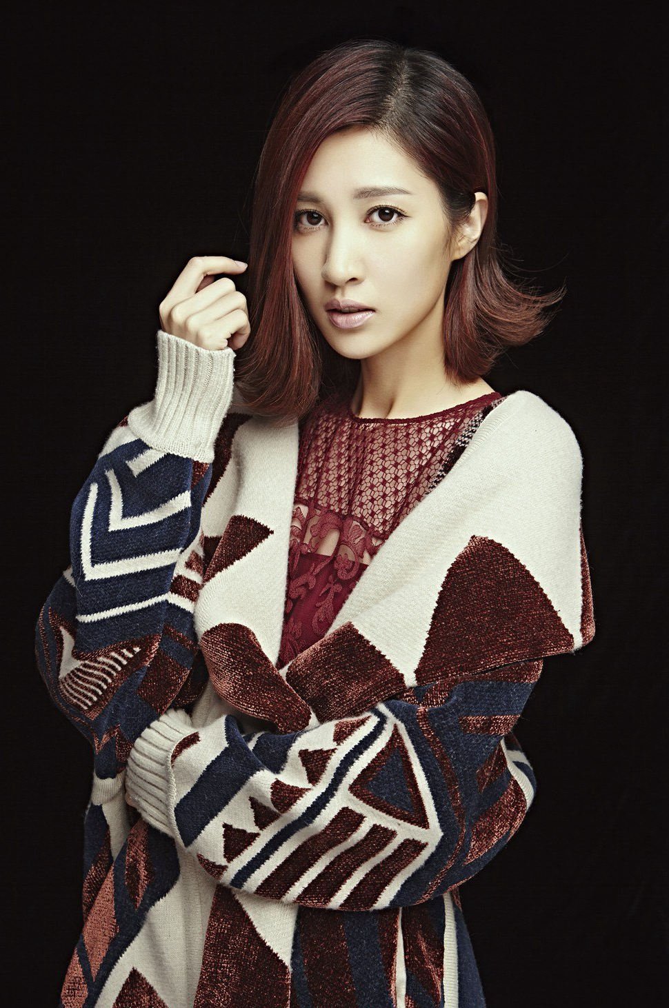 她出道10年零绯闻,闪婚嫁给男神生下两孩子,32岁还是美如少女!