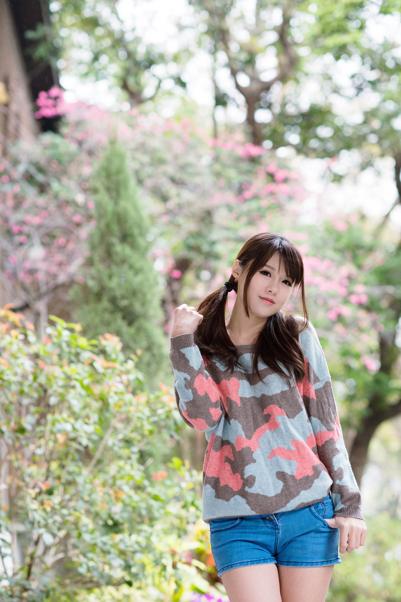 一个依偎在公园阳光下的唯美小女子!