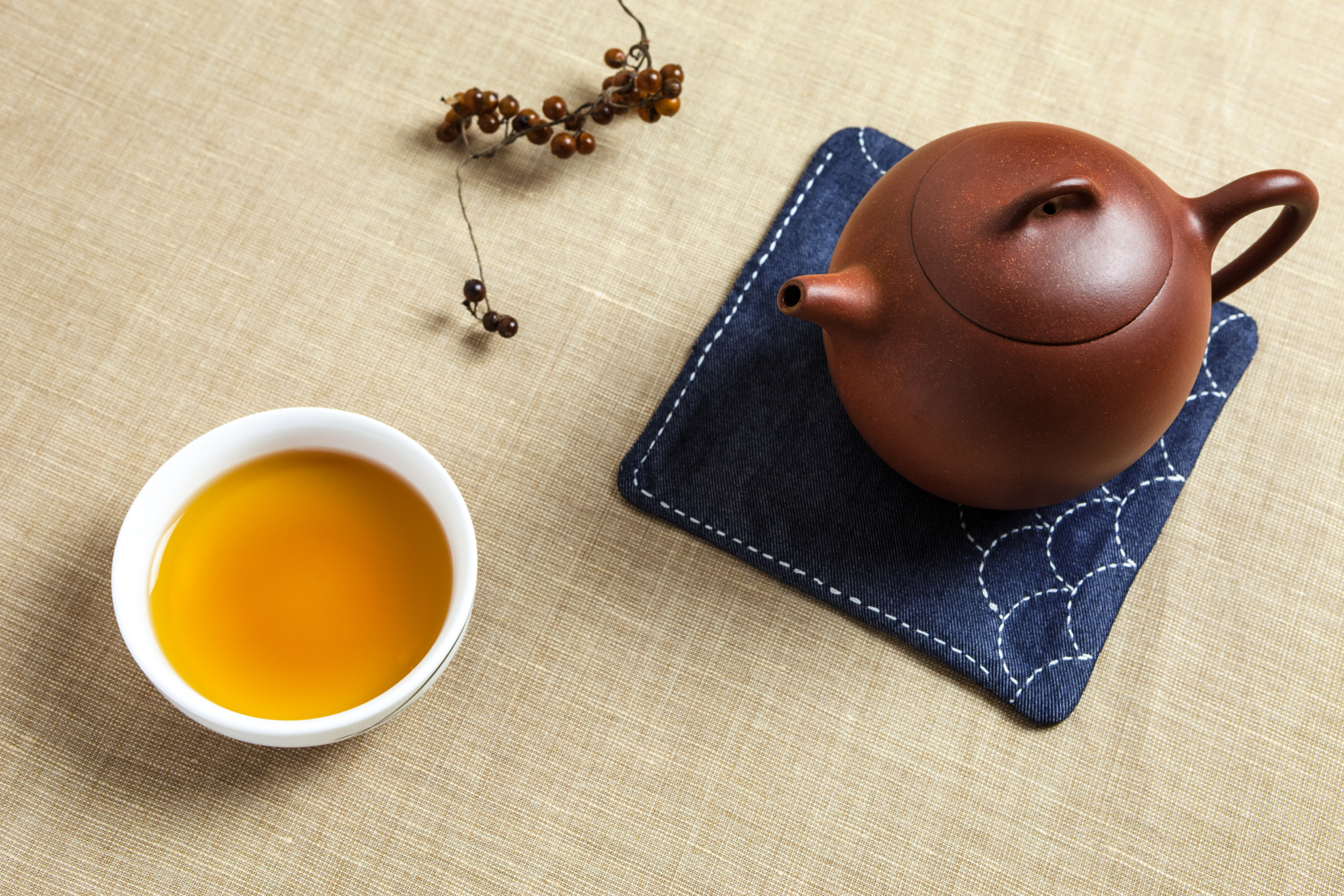 黄茶归于轻发酵茶,能影响胃部的活动,因而胃部不适者不宜饮用.