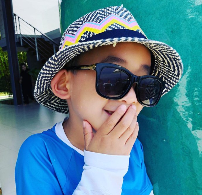 陈胤捷近照大曝光,网友:这颜值简直要超过陈小春和应采儿了!