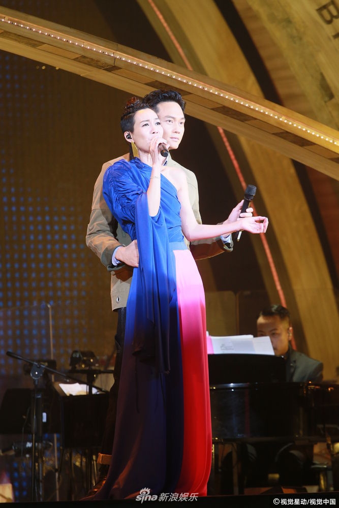46岁赵学而开演唱会 在台上搂着张智霖合唱 台下坐着袁咏仪