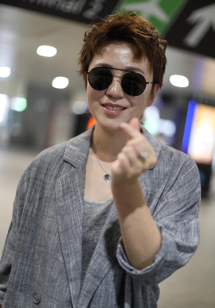 2018年4月30日,上海,马丽现身上海机场,对镜头比心不停,心情大好.