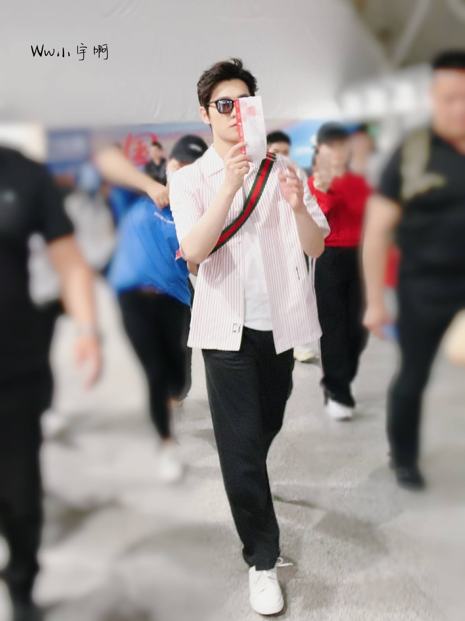 杨洋2018年5月1日机场私服街拍,身穿粉色条纹衬衫清爽帅气