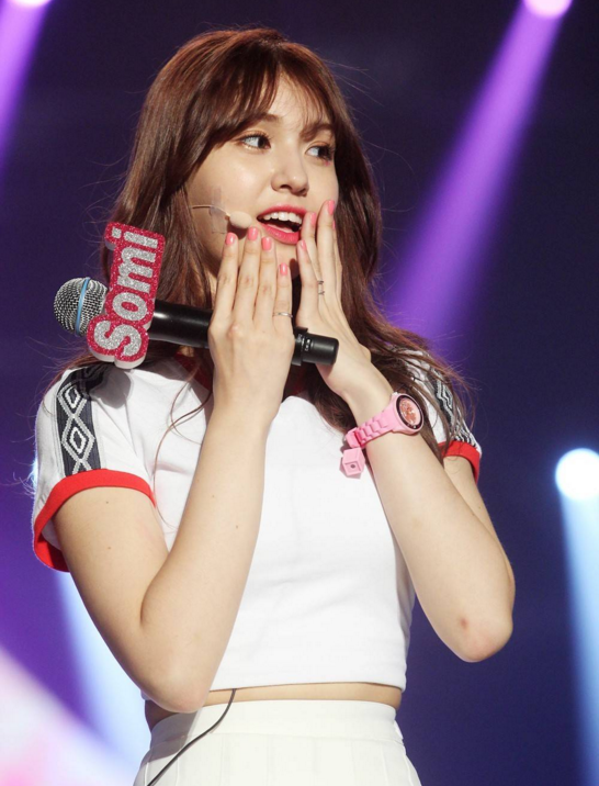 混血小姑娘全昭弥,身材微胖但是也阻挡不了对她的追捧