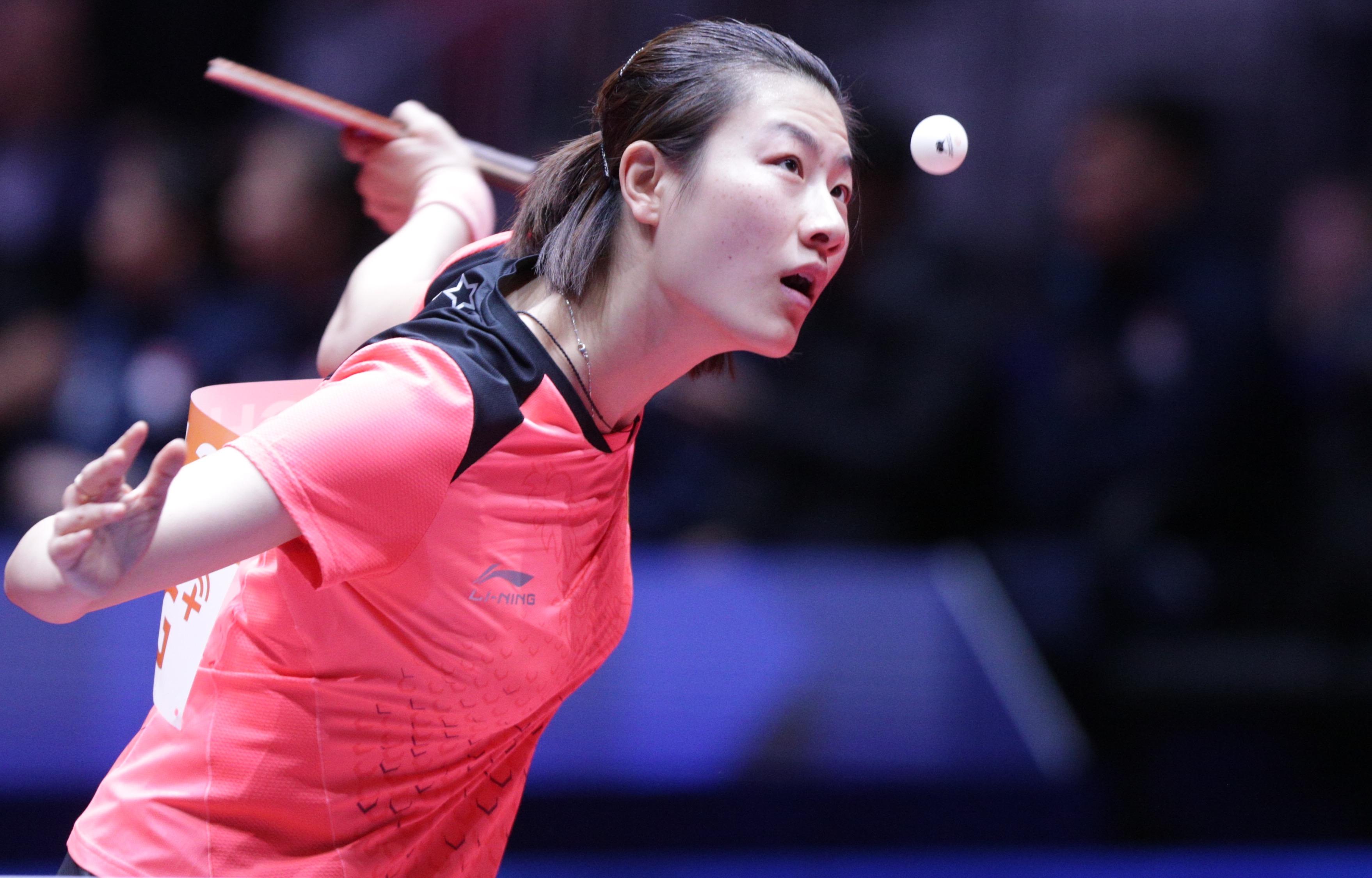 王曼昱首盘失利,丁宁全取2分,中国女乒3比1新加坡迎"4连胜"