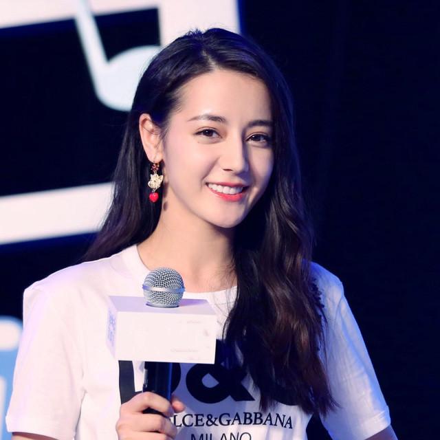 173关晓彤和168迪丽热巴同穿t恤短裙,一个似少女,一个像大姐!