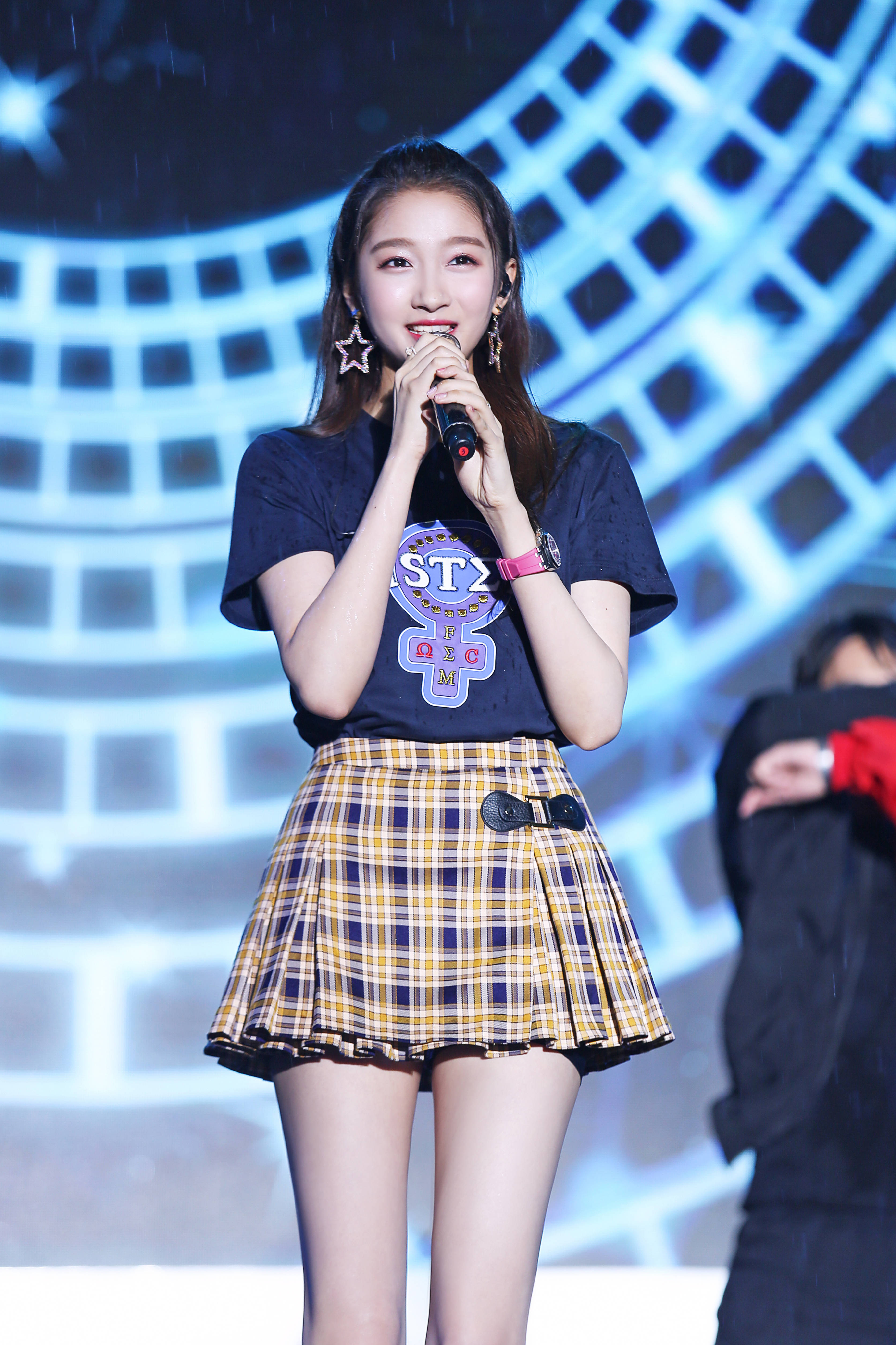 五一期间,关晓彤两身短裙look现身活动,大长腿惊艳之极