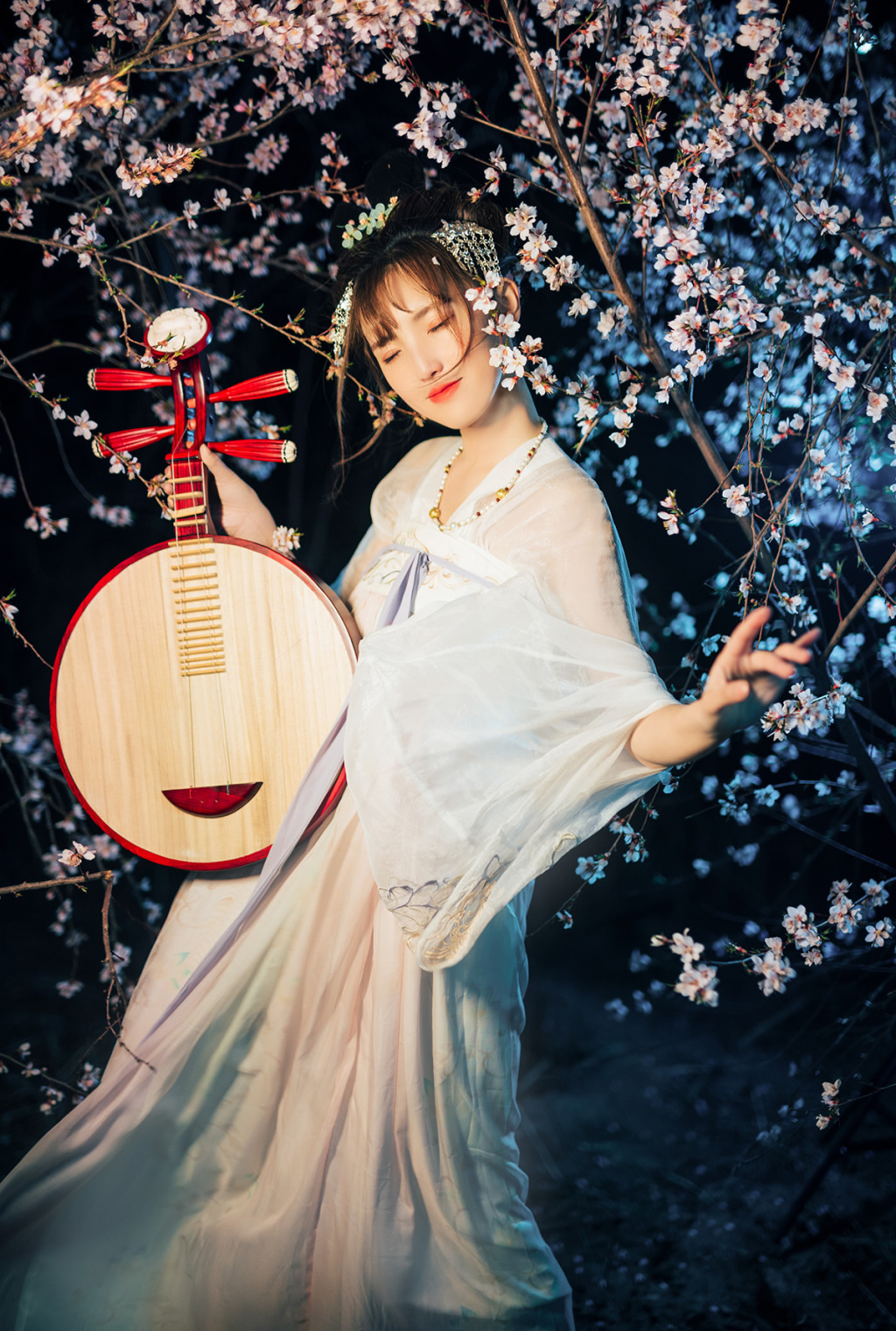 华服古风:夜召山翁酌,花间聊抚琴