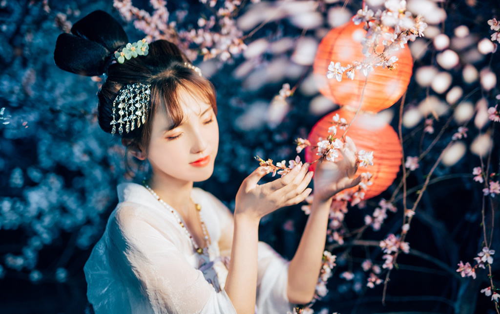 华服古风:夜召山翁酌,花间聊抚琴