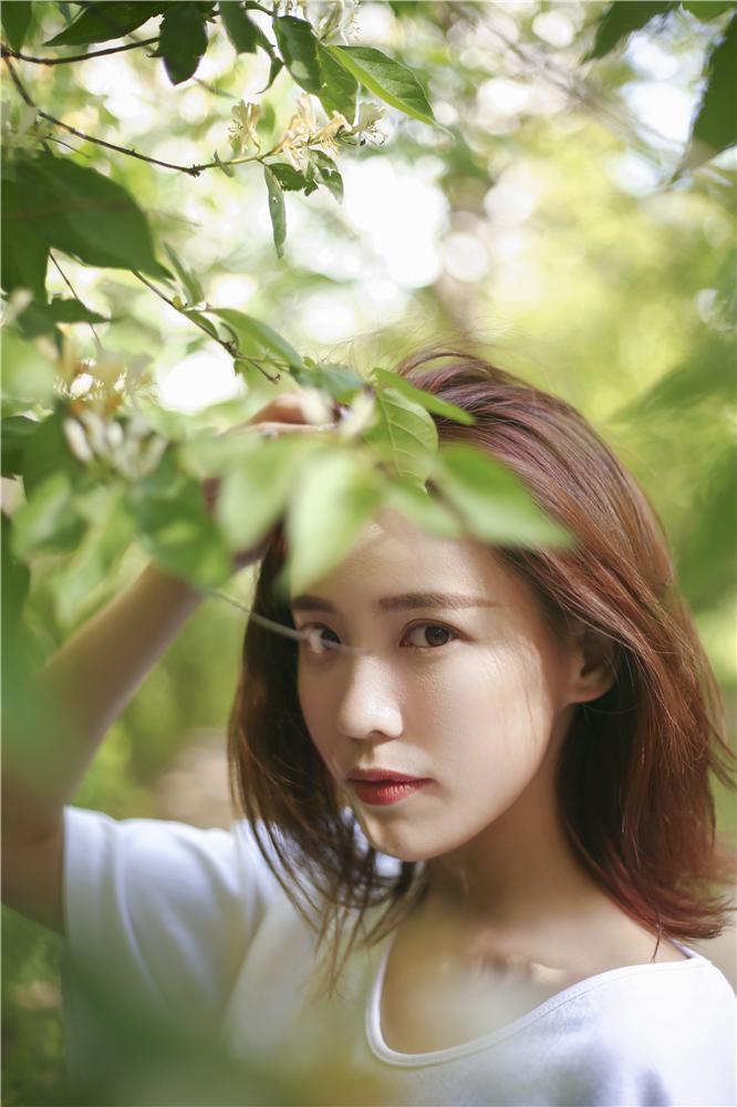 近日,演员施予斐曝光了一组文艺写真 ,镜头下的施予斐一头落肩短发随