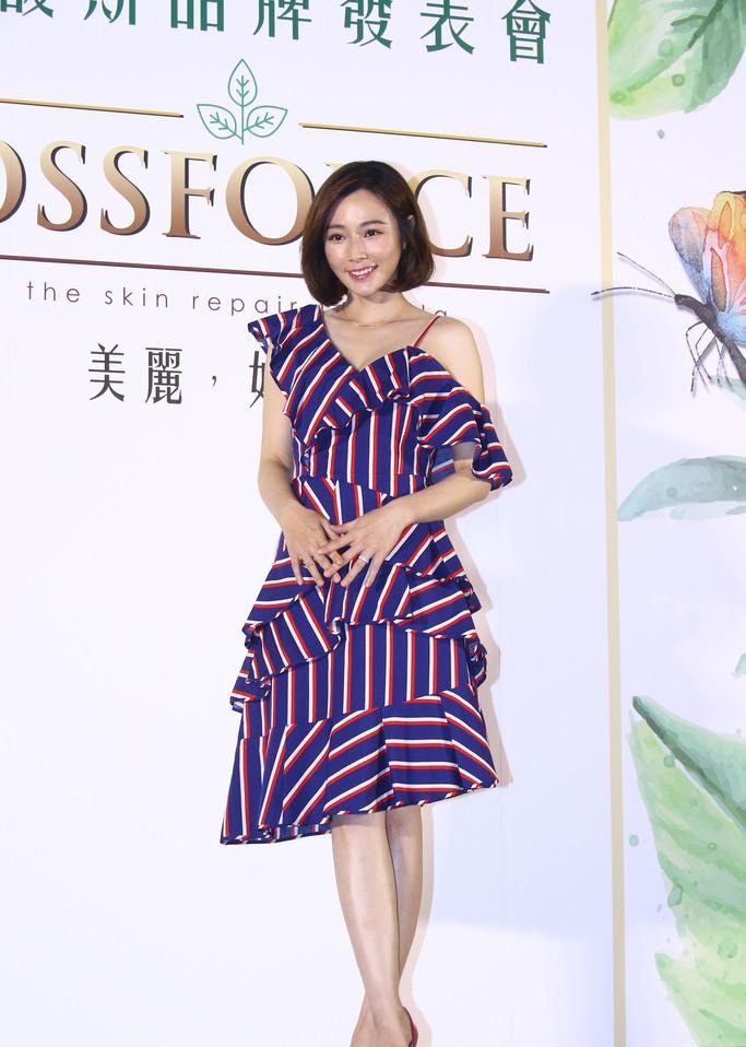 2018年5月1日讯,台北,陈怡蓉出席ossforce品牌发布会,斜肩裙显好气色