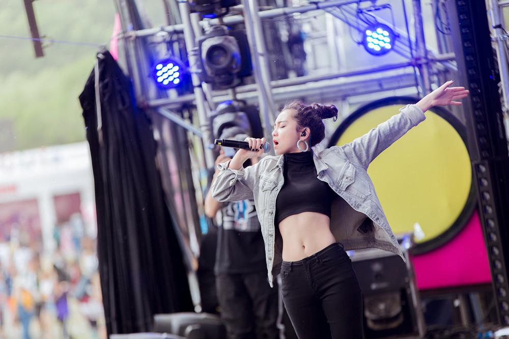 张天的2018超级草莓音乐节顺利画上完美句号,三天两站的密集行程,张天