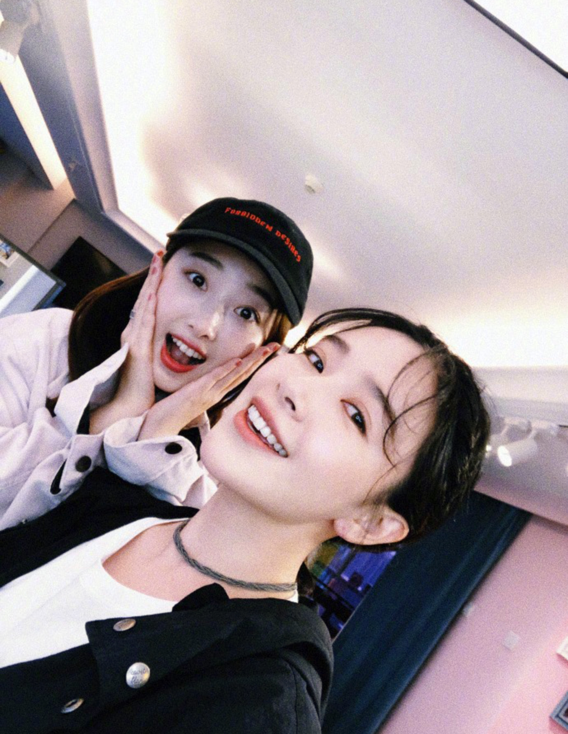 阚清子与蒋梦婕晒4张合影,青春有多靓丽,剪刀手告诉你!